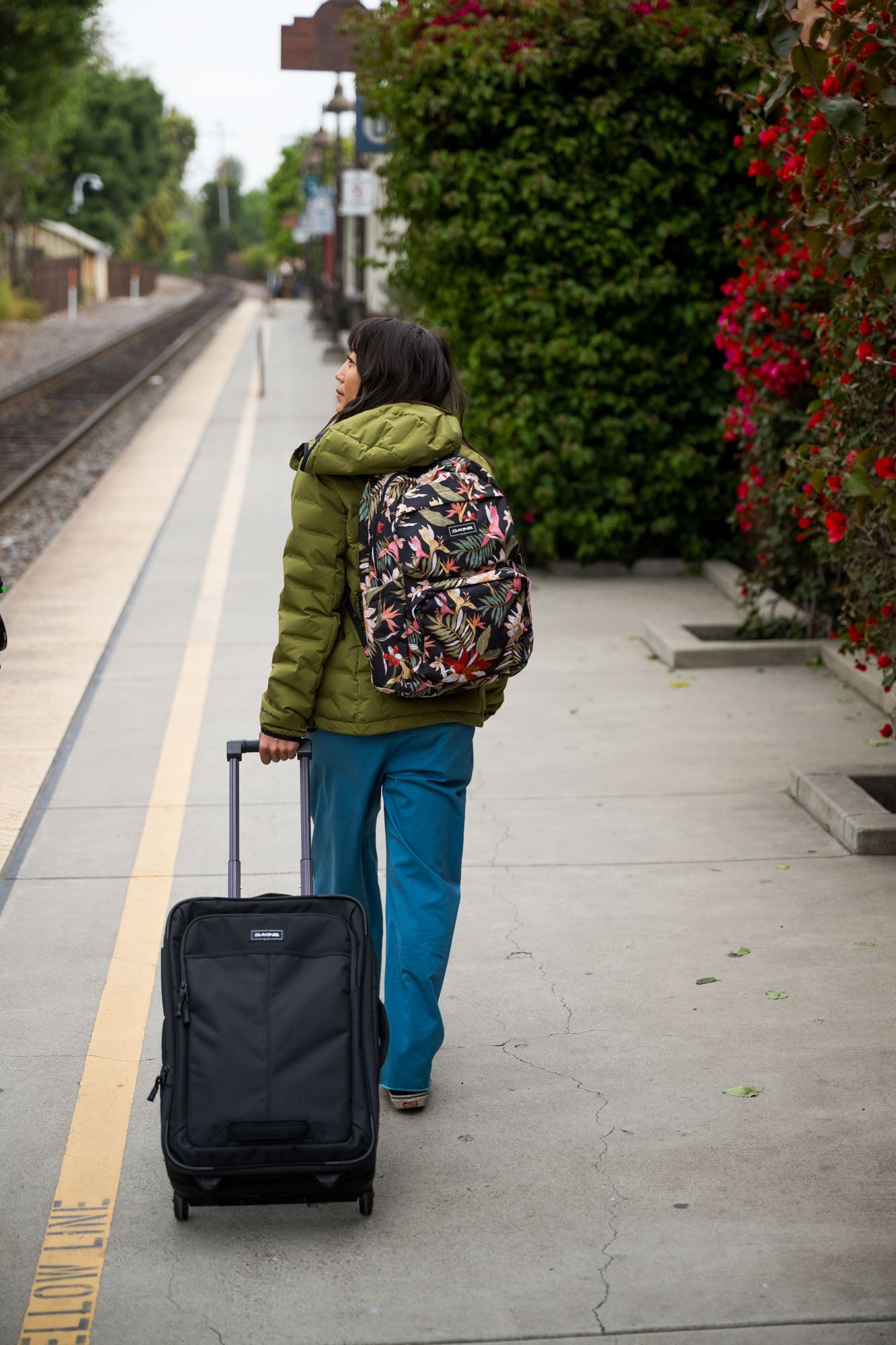 Carry On Roller Bag 42L - Midnight Blooms